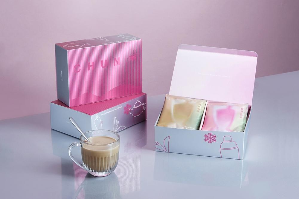 「香醇奶茶隨享盒」新品,春水堂特調茶、奶與糖比例,包括「焙茶奶茶」和「蜜香紅奶茶」。(圖/品牌提供)