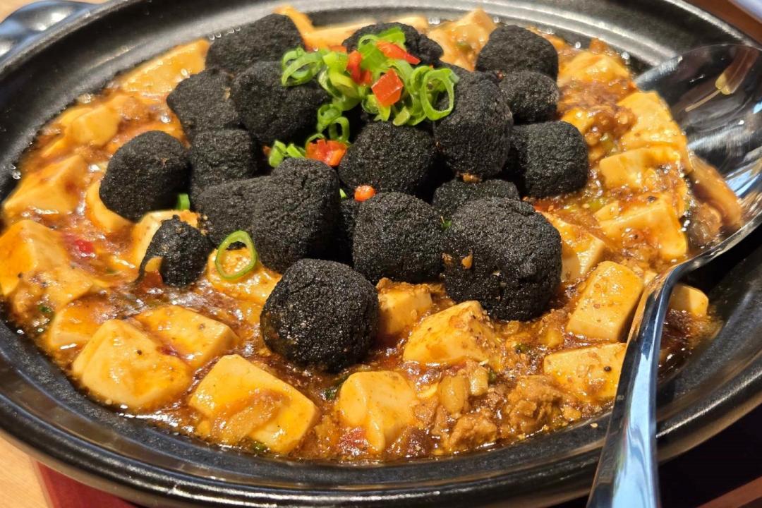 饗賓集團與動畫聯名的「大魔術熊貓豆腐」。(記者王捷攝)