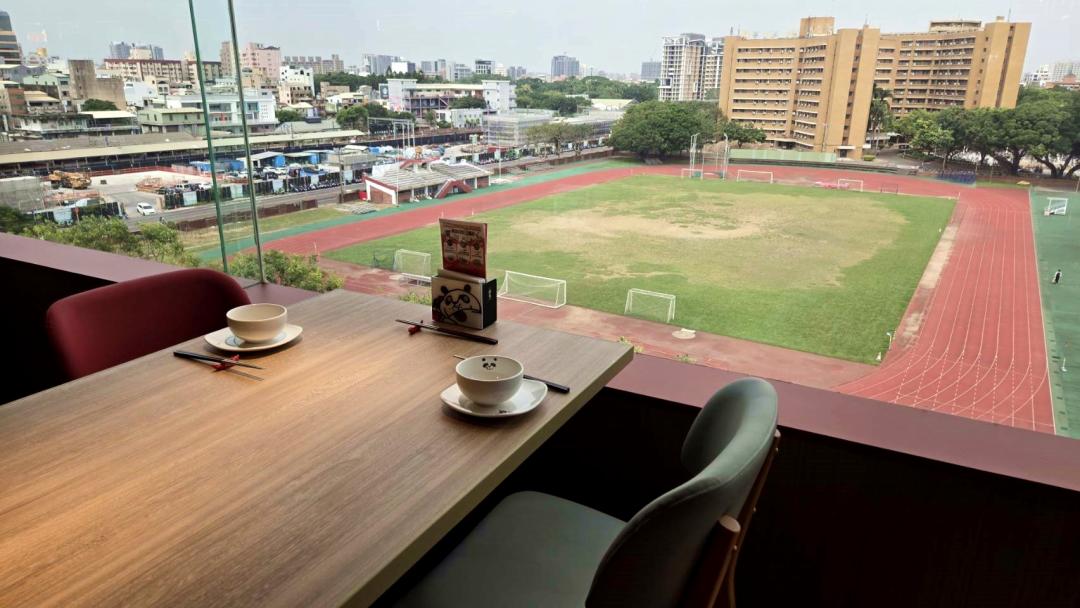 「開飯川食堂」成功店位於台南遠東百貨6樓,占地87.5坪、140席座位,可以眺望成功大學操場。(記者王捷攝)