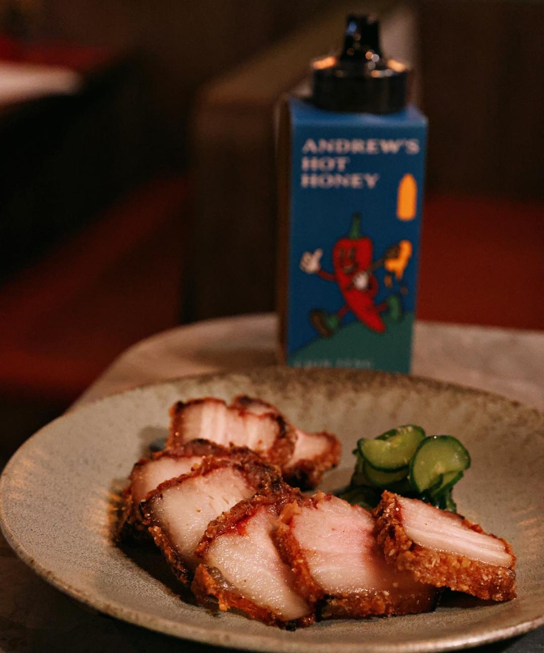 「ANDREW’S HOT HONEY 安食辣蜂蜜」與初炸小食店打造台味蜂蜜紅糟肉,翻玩經典小吃。(圖/品牌提供)