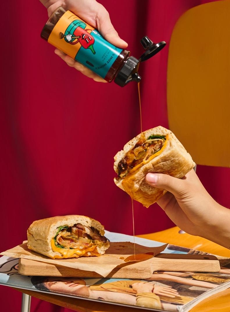 辣蜂蜜聯名餐點從濃厚美式風情的披薩、炸雞到台灣小吃都有,圖為Fa Burger第二吃法牛小排三明治。(圖/品牌提供)