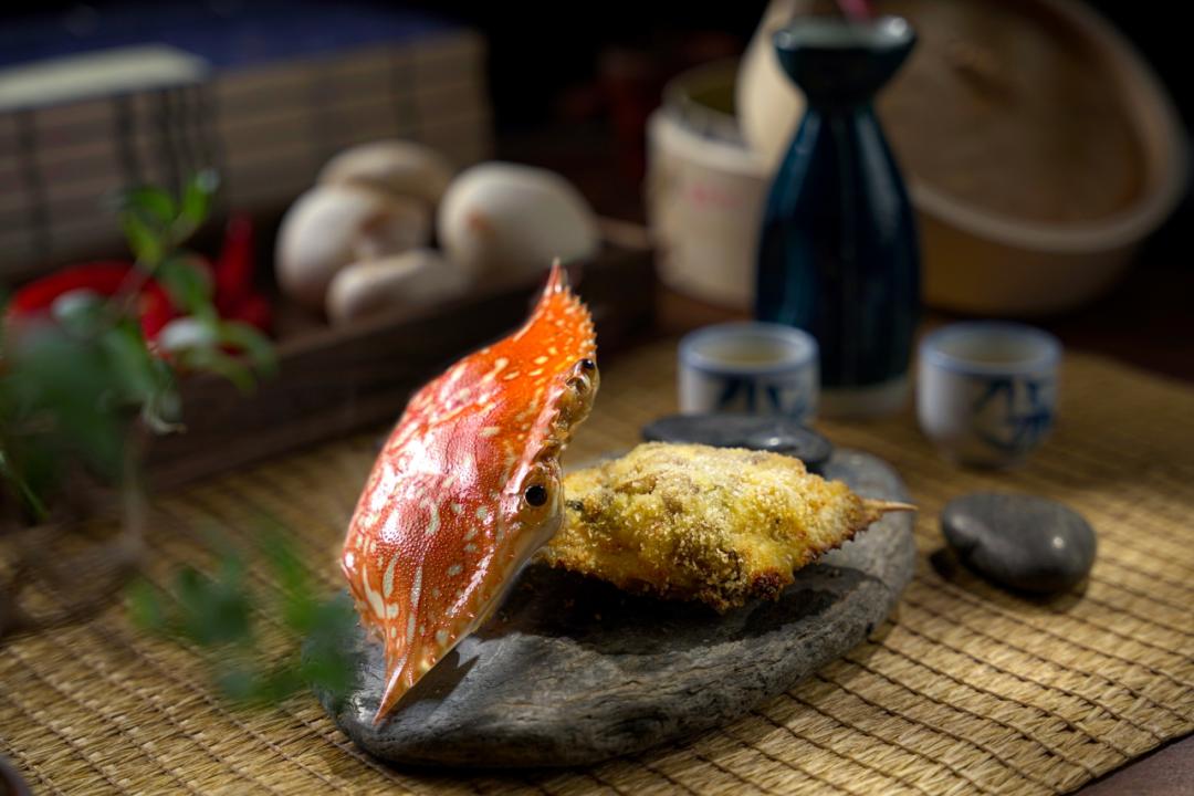 新菜色「古法焗蟹蓋」工序繁複，蟹香濃郁且肉質飽滿，每份1,880元+10%，需提前三天預訂。