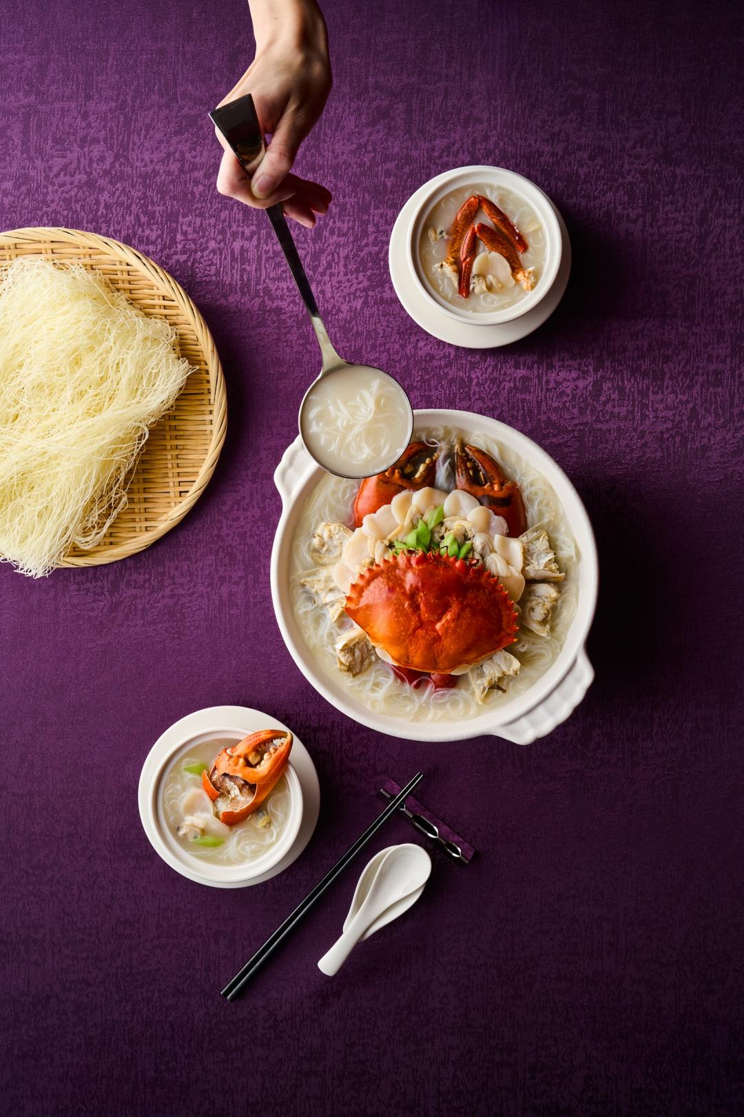 主廚私房料理「酒香鮮蛤煮沙公米粉湯」，以豐富海鮮熬煮湯頭，澄澈甘甜，每份3,380元。