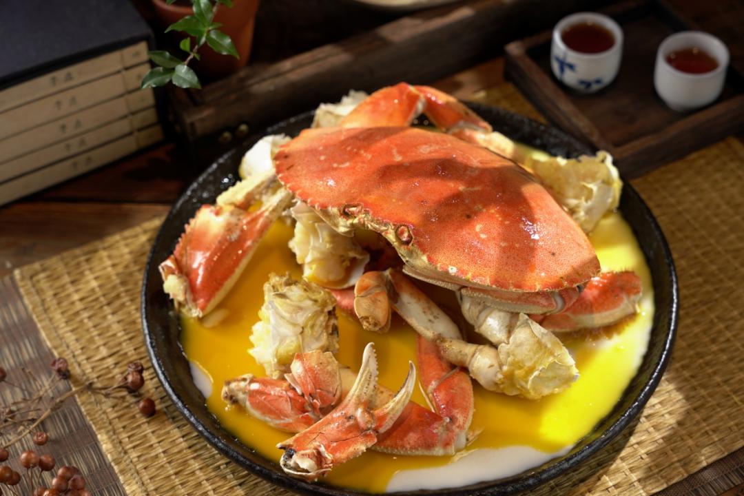 「花雕酒蛋白蒸黃金蟹」以加拿大黃金蟹佐花雕酒與嫩蛋，酒香海味交融，每隻3,680元+10%，需提前七天預訂。