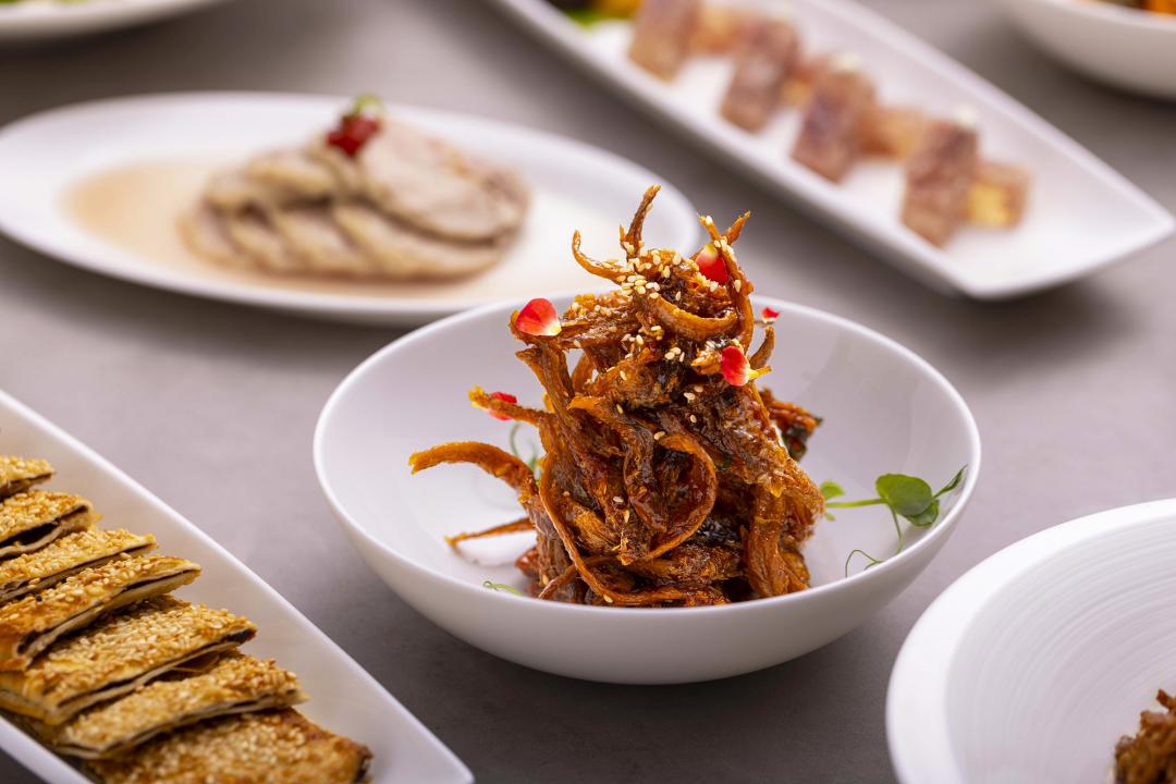 國聯大飯店推出蟹宴優惠，凡點任一道中秋蟹饗宴，即贈鳳尾子魚一份。