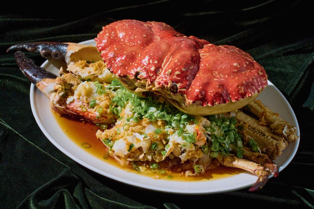 「金銀蒜蒸皇帝蟹」將柔嫩的蟹肉伴入特調蒜蓉醬汁，引領出清爽不厚重的風味。