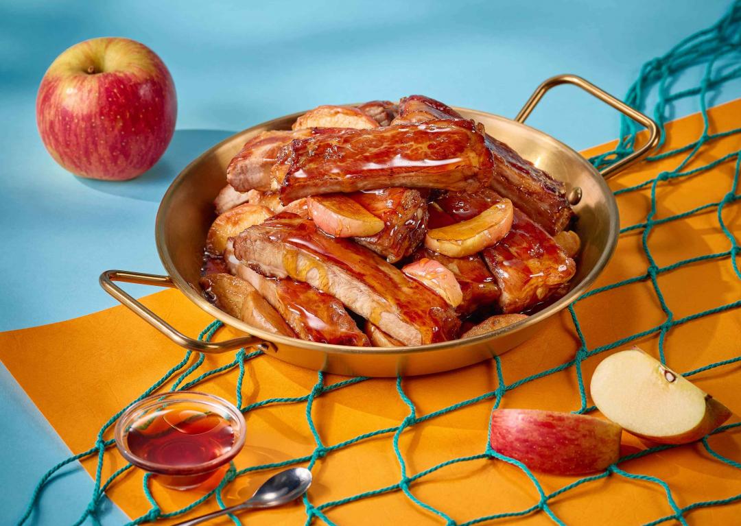 「楓糖蘋果烤豬肋排」精選厚切豬肋排刷上香甜楓糖醬汁。(圖/品牌提供)
