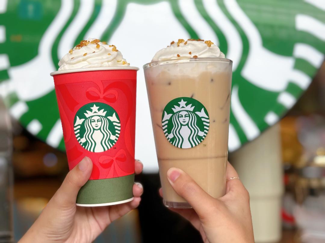 星巴克「太妃核果風味那堤」將於11月5日正式回歸,11月3日至11月4日星禮程會員使用APP行動預點可搶先喝。(圖/記者郭宣暄攝)