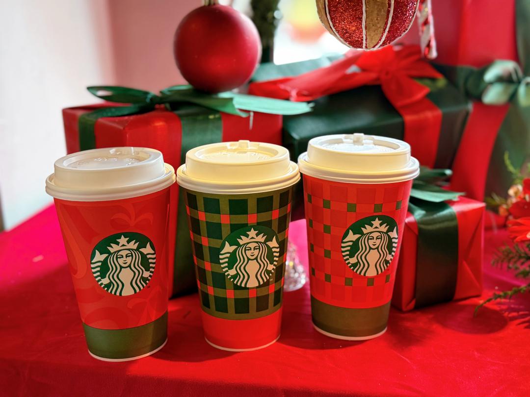 星巴克全新耶誕杯充滿節慶氣息。(圖/記者郭宣暄攝)
