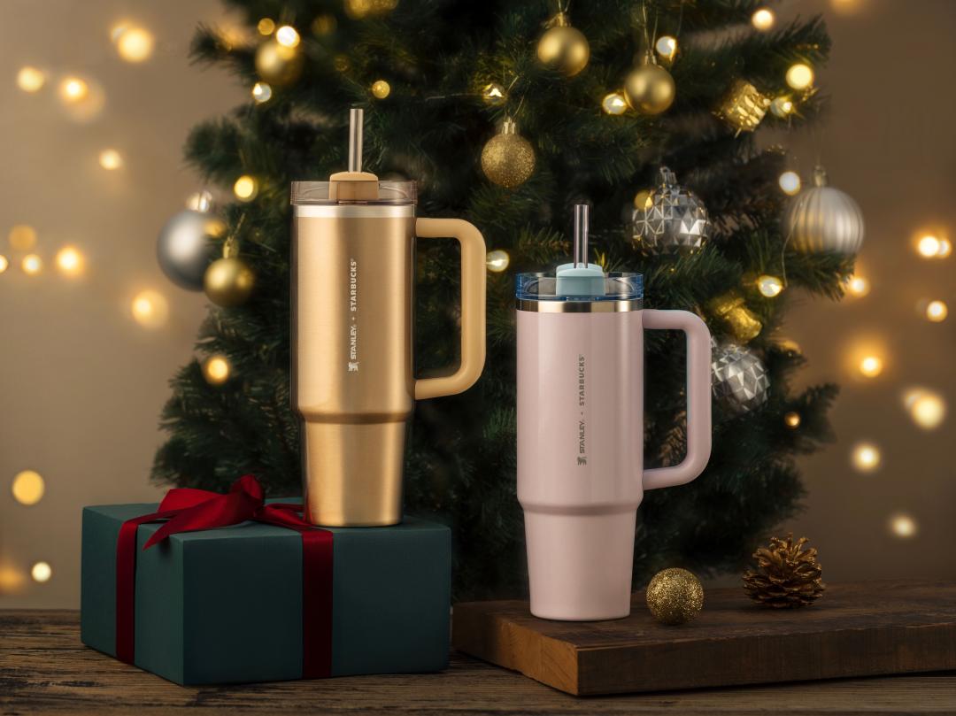 星巴克攜手STANLEY推出耶誕限定聯名杯款「不鏽鋼把手TOGO冷水杯」。(圖/品牌提供)