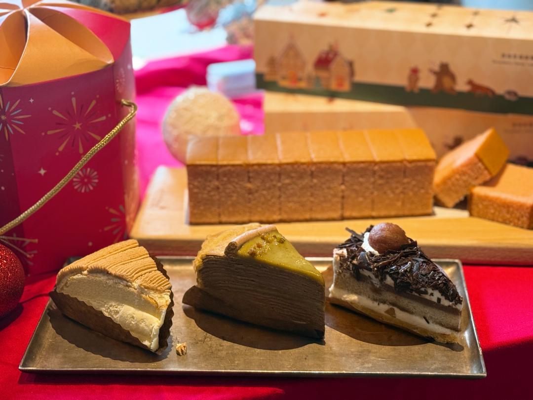 耶誕甜點由左而右為「栗子波士頓派」130元、「開心果巧克力千層薄餅」180元、「栗子可可提拉米蘇」170元。(圖/記者郭宣暄攝)