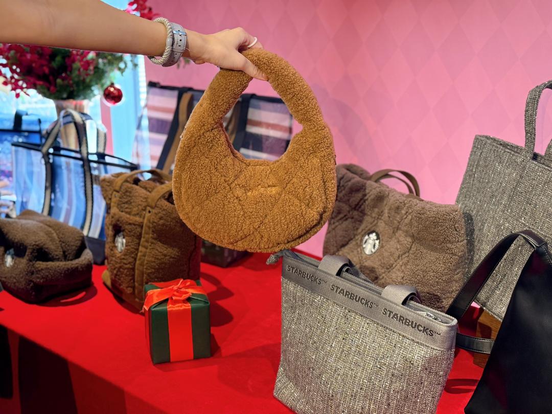 灰女神毛呢風包袋系列,以及網布包袋系列全新配色登場。(圖/記者郭宣暄攝)