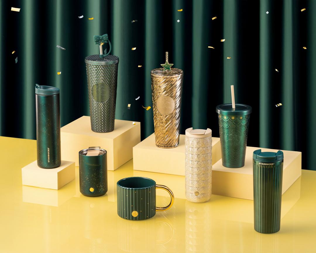 「金綠品牌色系列」以高雅金色與品牌代表的綠色交織,綠色天鵝絨面料結合金色細節,呈現節慶質感。(圖/品牌提供)