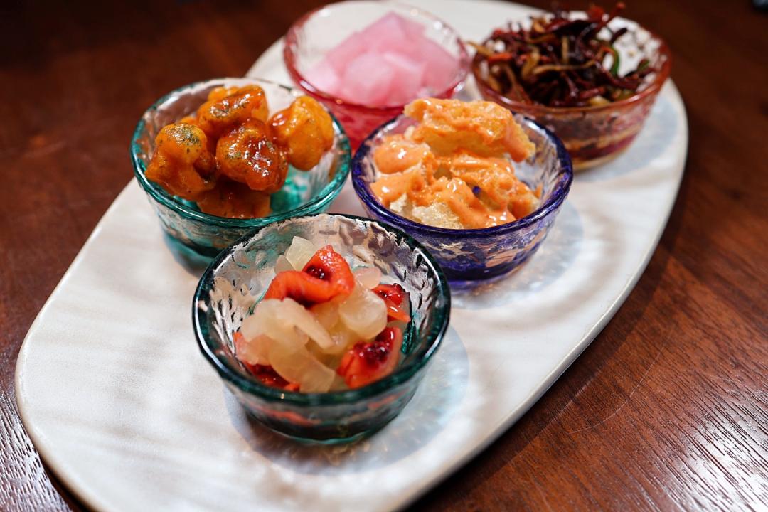 五小碟以「辦桌五福拼盤」的精神出發。（圖／記者郭宣暄攝）