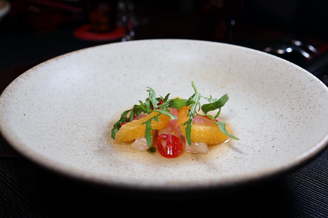 「刺身｜檸檬葉｜柑橘」生魚片是辦桌必備的前菜，也是TABLEAU的招牌之作。（圖／記者郭宣暄攝）