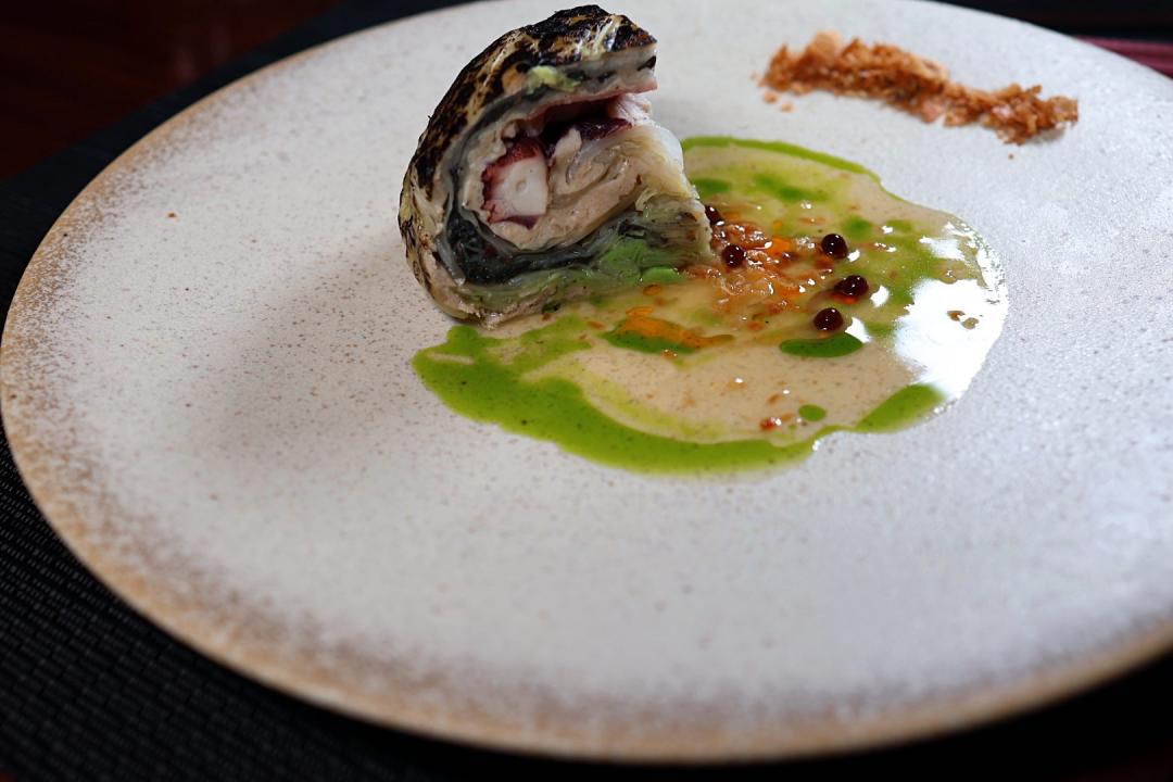 「千層烤甘藍｜干貝｜自製沙茶」呈現台灣人印象中的海鮮羹風味。（圖／記者郭宣暄攝）