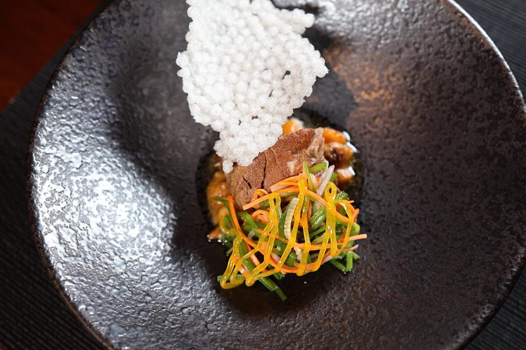 「法式燉肉｜野菜｜漬蛋黃」與台灣人熟悉的豬肉料理相似。（圖／記者郭宣暄攝）