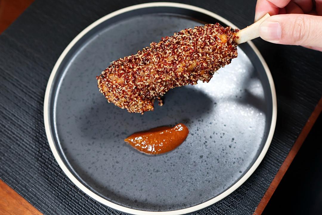 「巧克力豬蜜汁排骨」承載著主廚的成長記憶，是家族中年節必吃的一道菜。（圖／記者郭宣暄攝）