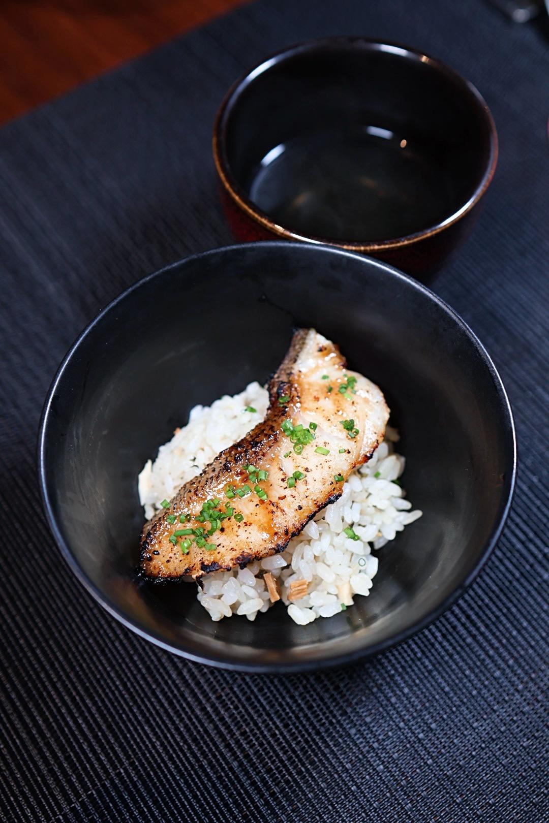 「時令海鮮｜香料飯｜澄清湯」重新呈現辦桌上經典的紅蟳米糕。（圖／記者郭宣暄攝）