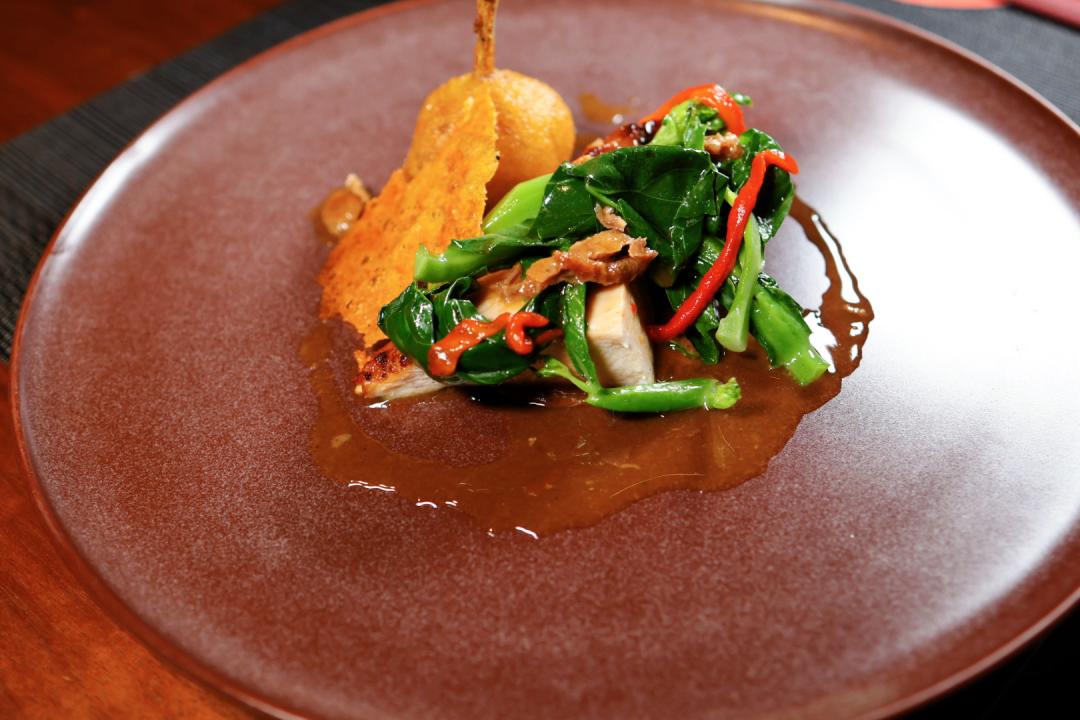 「紅玉雞｜雞翅棒棒糖｜旨味肝醬」靈感源自辦桌裡經典的全雞。（圖／記者郭宣暄攝）