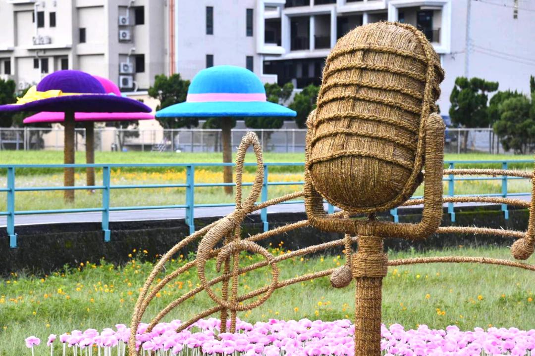 「飛飛卡麥拉」將花海與音符、麥克風元素結合。(圖/翻攝自桃園花彩節FB)