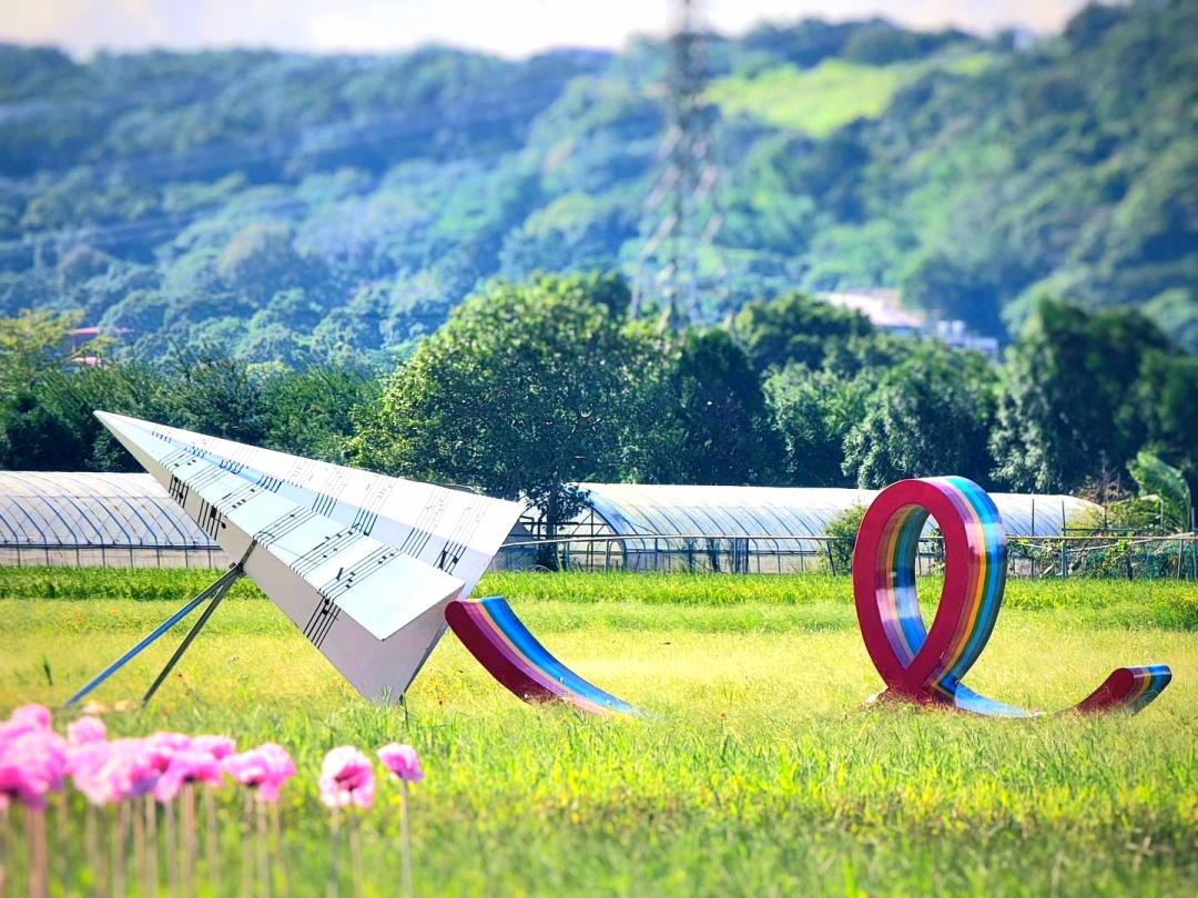 「飛向彩虹」融合樂譜紙飛機與彩虹。(圖/翻攝自桃園花彩節FB)