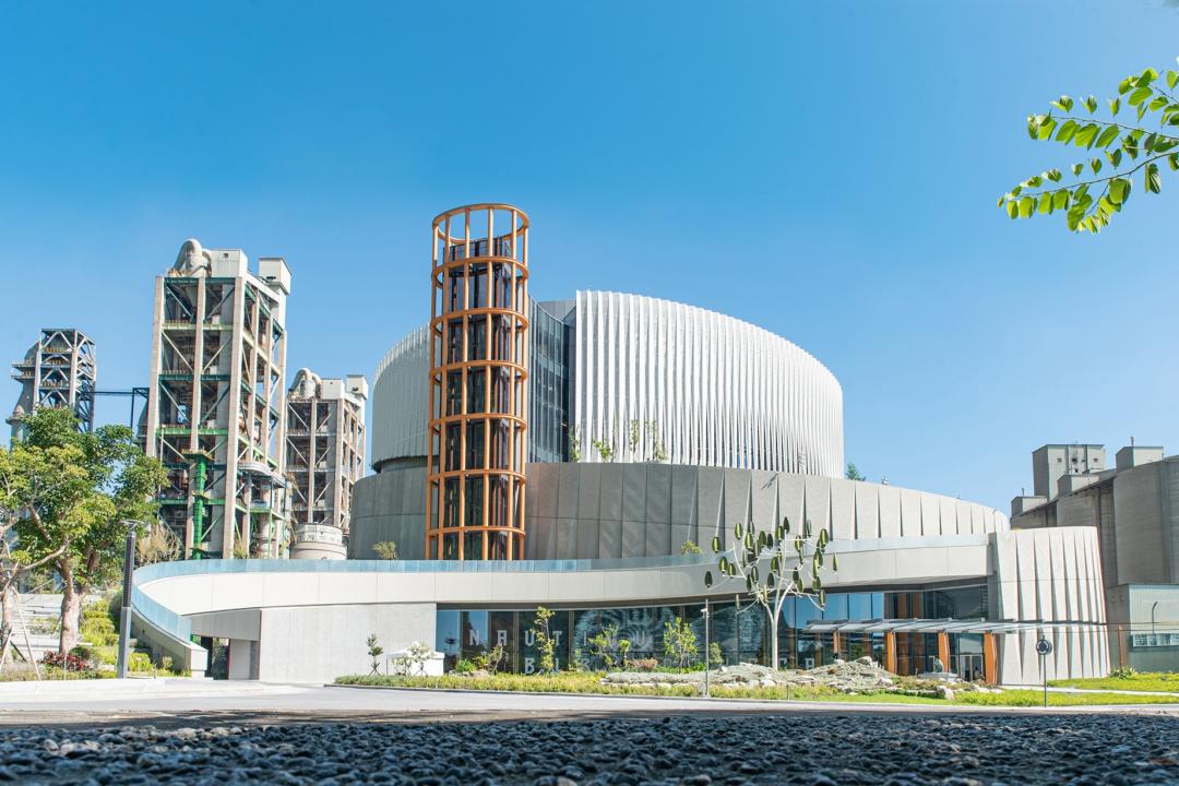 台泥DAKA再生資源利用中心榮獲2021年國際A&D設計大獎,讓處理垃圾的建築也可以充滿美學。(圖/台泥DAKA提供)