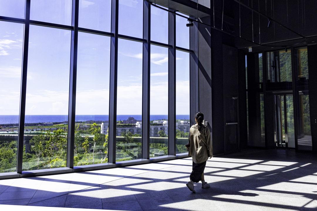 在台泥DAKA再生資源利用中心的高樓層,旅人可遠眺太平洋無敵海景與台泥在和平港電廠全景。(圖/台泥DAKA提供)