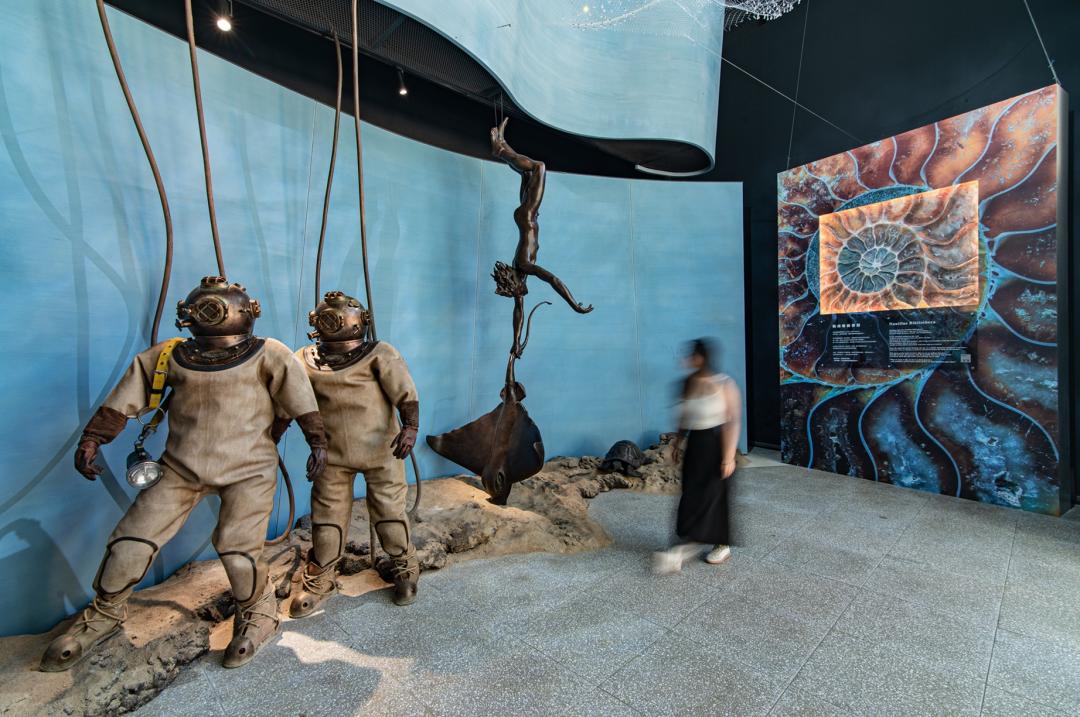 「鸚鵡螺圖書館的奇幻之旅」,將由導覽員以說故事的方式帶領旅人探索文明延續的脈絡,推開通往多重時空的門廊。(圖/台泥DAKA提供)