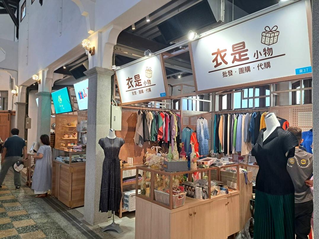 西市場內店家琳瑯滿目，囊括小吃美食到文創商品應有盡有。（本報資料照，記者蔡文居攝）