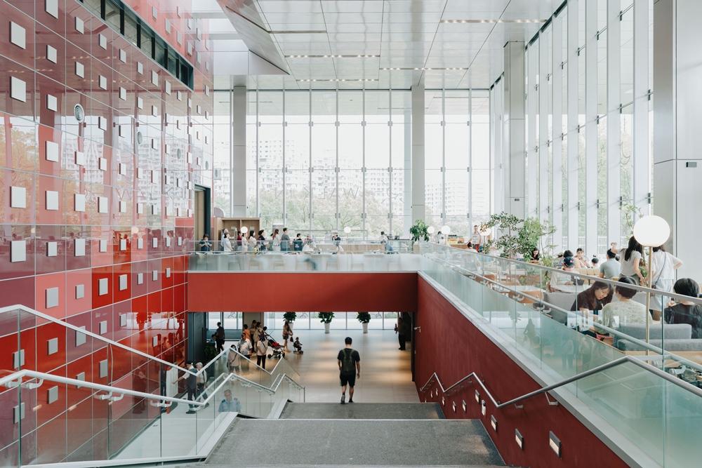 主體建物採用通透帷幕玻璃，引入明亮的光線，也象徵資訊數位傳遞透明公開。