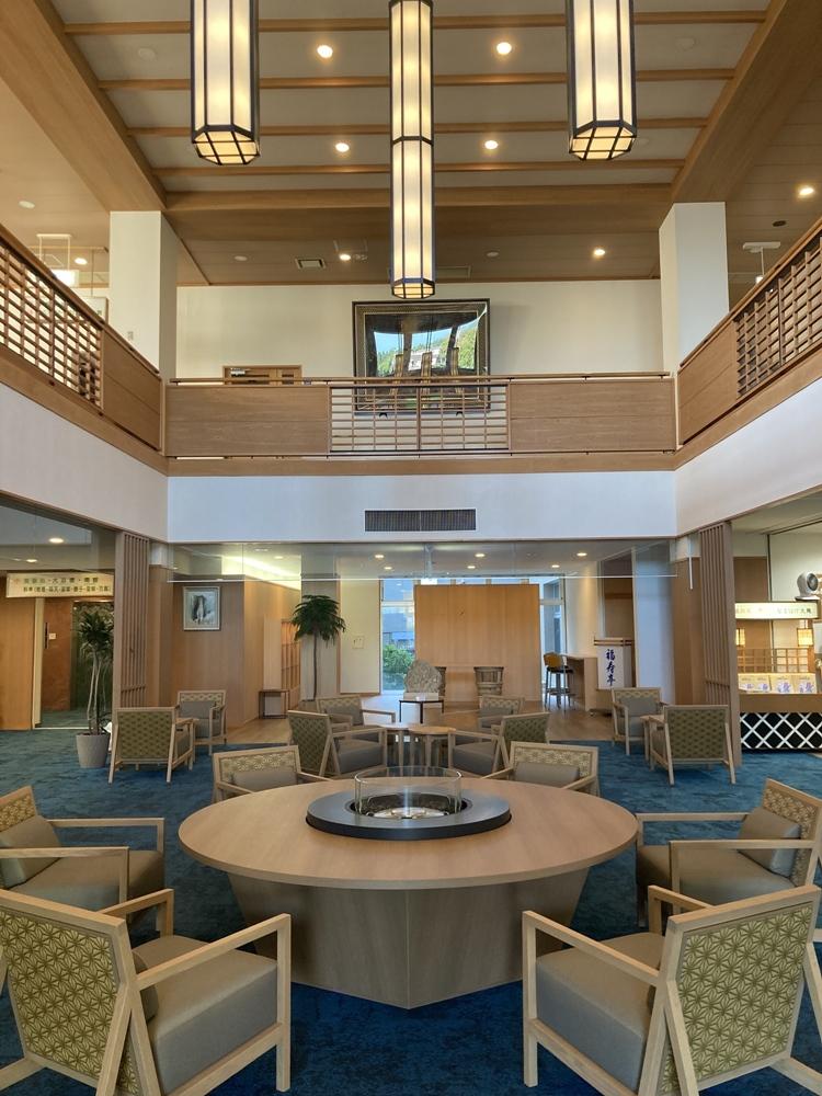 男鹿市的Seiko Grand Hotel門面及大廳是明亮及溫暖的色調，氛圍樸實。（記者楊綿傑攝）