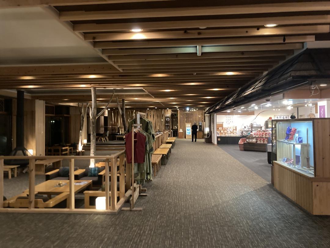 鹿角市的湯瀨酒店（Yuze Hotel Resort），呼應森林風的概念，大廳目光所及之處全是木質打造。（記者楊綿傑攝）