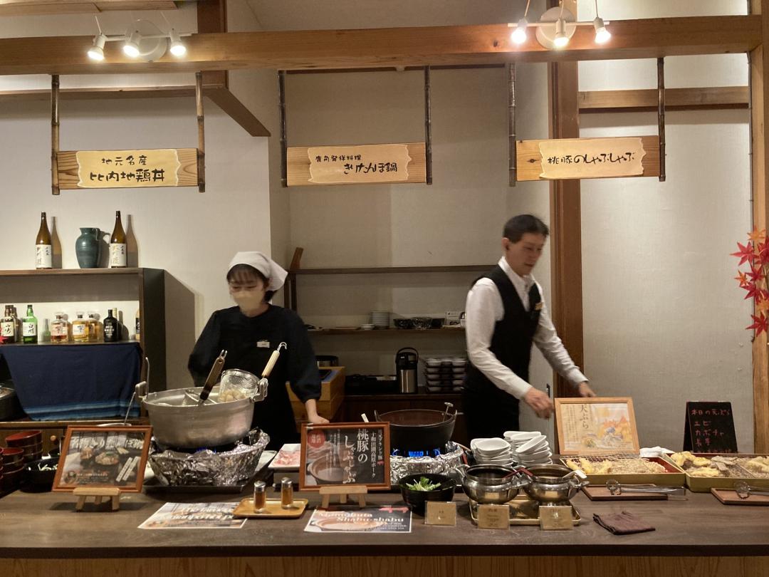 湯瀨酒店的buffet選用當地著名的食材包括比內地雞、桃豚、蔬菜水果，也有東北地區常見醃製物等，餐食集盡在地特色。（記者楊綿傑攝）