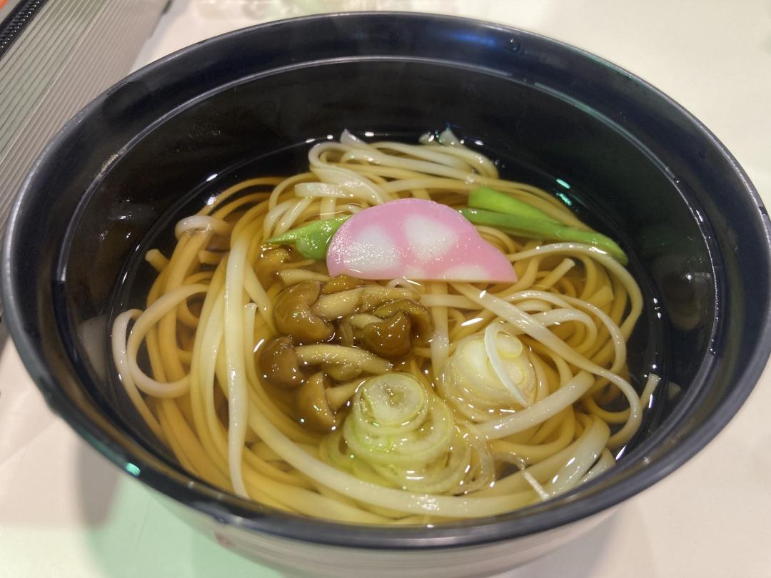 被譽為日本三大烏龍麵之一「稻庭烏龍麵」，不管是單純沾醬或是湯麵形式都好吃。（記者楊綿傑攝）