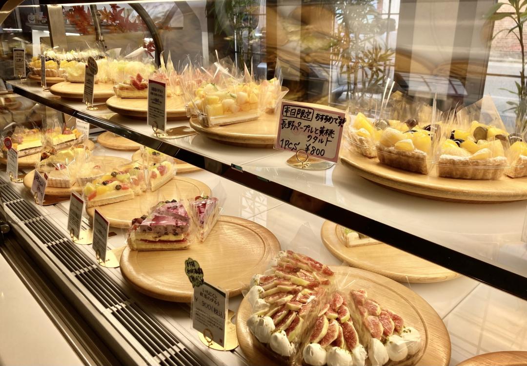 Patisserie Parterre琳瑯滿目的繽紛水果塔，搭配上一杯飲料，是下午茶夢幻組合。（記者楊綿傑攝）
