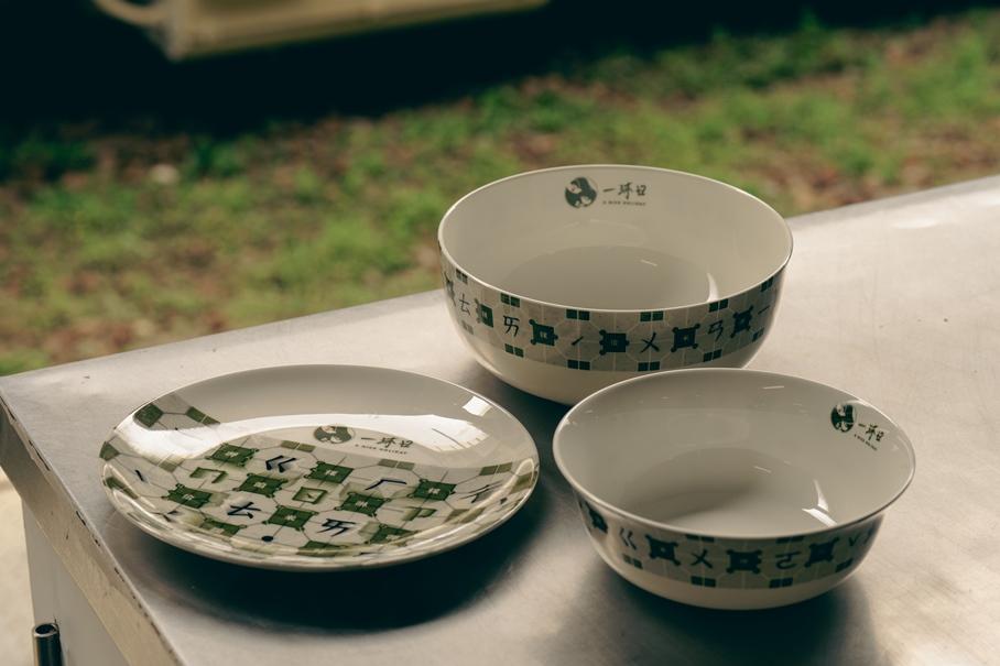 本次主打的「今日呷飽沒」系列餐具組，包括骨瓷麵碗、湯碗與餐盤。（圖／品牌提供）
