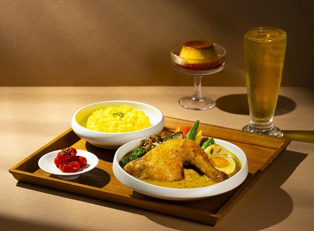 品牌人氣No.1的經典代表作「軟嫩雞腿湯咖哩」單點350元，+59~199元可升級日式甜點和飲品等不同套餐。（圖／品牌提供）