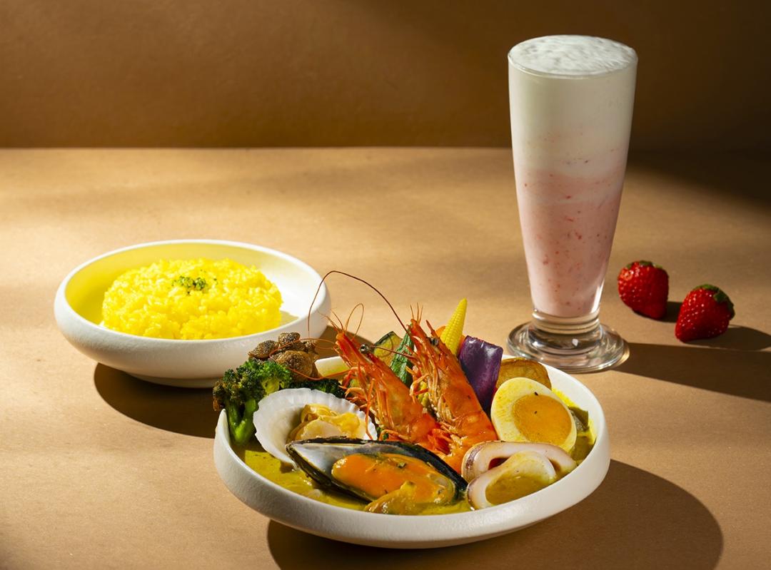 將海鮮自然旨味融入湯底的「海鮮盛合湯咖哩」單點420元，+59~199元可升級日式甜點和飲品等不同套餐。（圖／品牌提供）