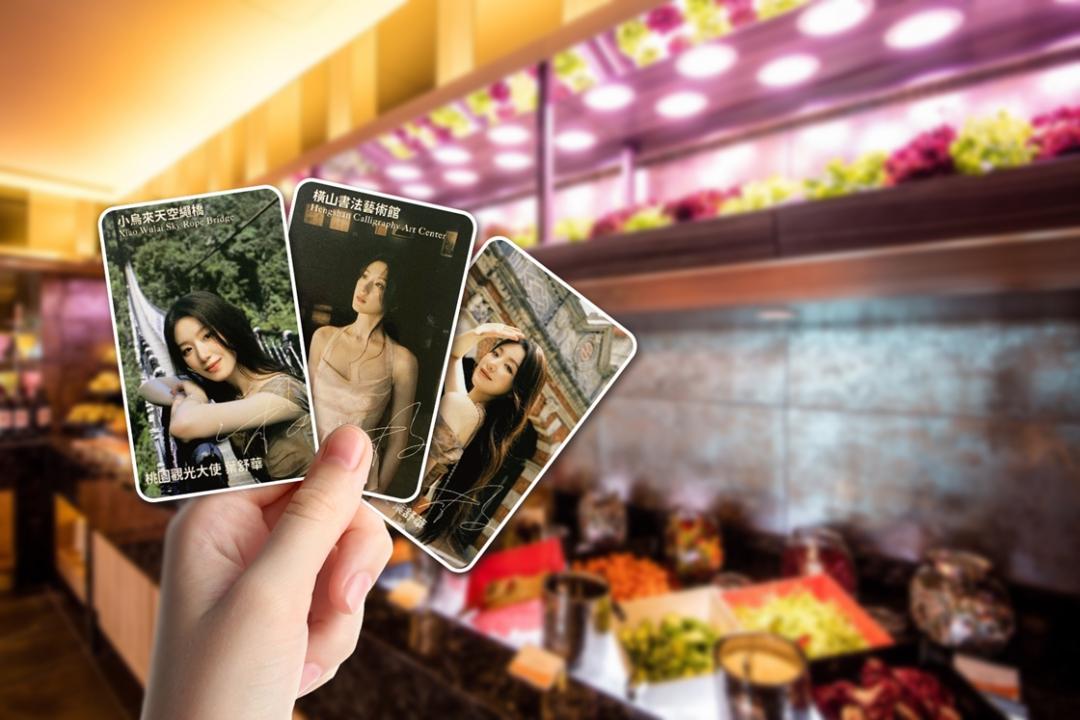 田園西餐廳平日週二至週五晚餐時段，凡福容家會員來店用餐，每單筆消費都可獲贈限量「舒華樂桃桃觀光景點小卡」隨機款乙張，送完為止。（飯店提供）