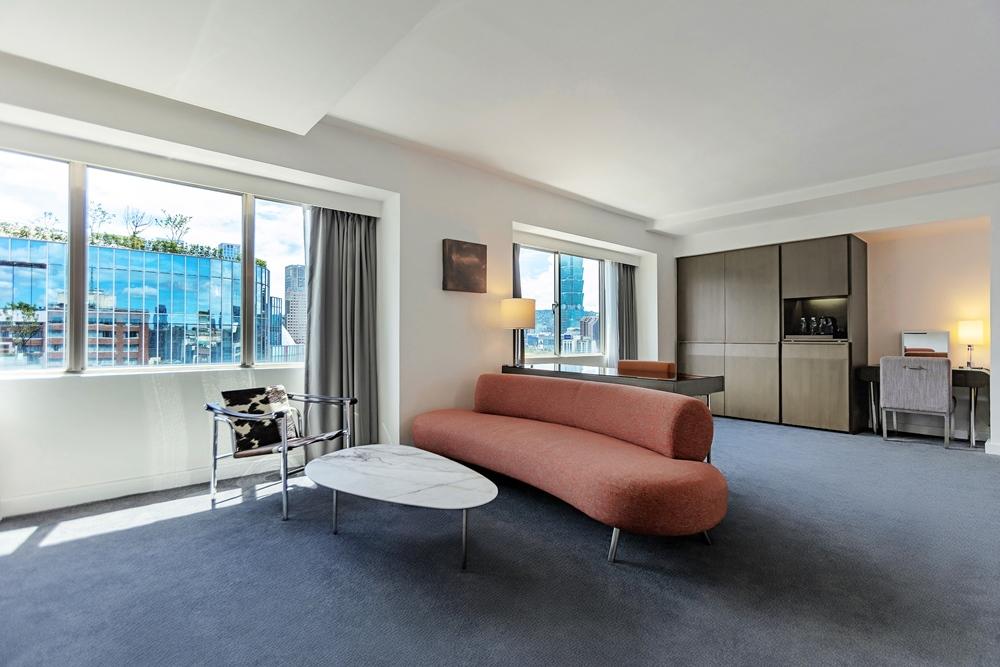 國聯大飯店推出「國聯景觀套房一泊二食」買萬送萬住房專案，贈送超值好禮國聯景觀套房住宿券一張。（飯店提供）