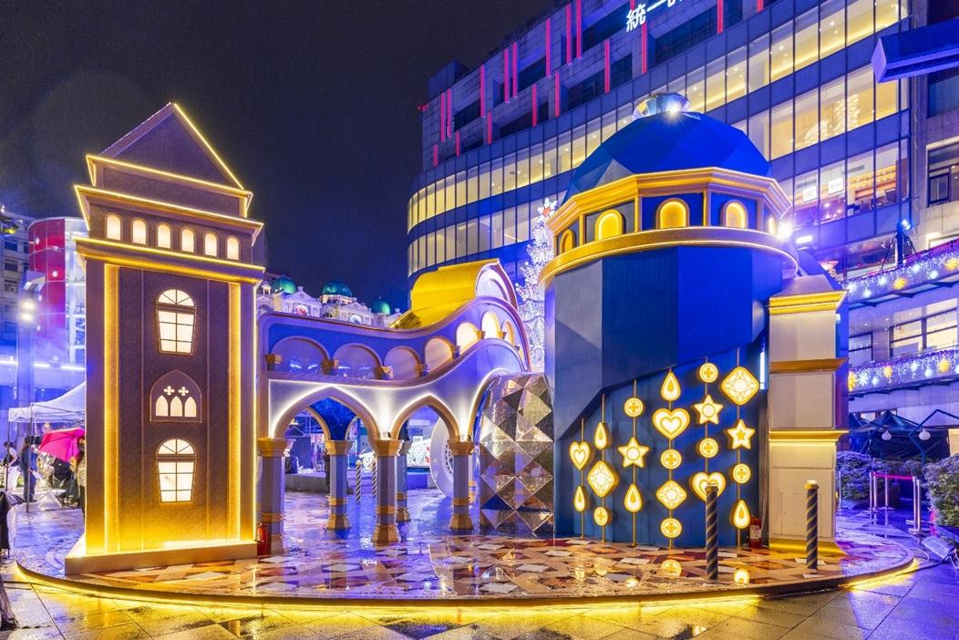 星巴克今年以「緣定威尼斯」為主題，於台北時代百貨2F夢廣場展出，每日18:00後整點推出燈光秀。（圖／業者提供）