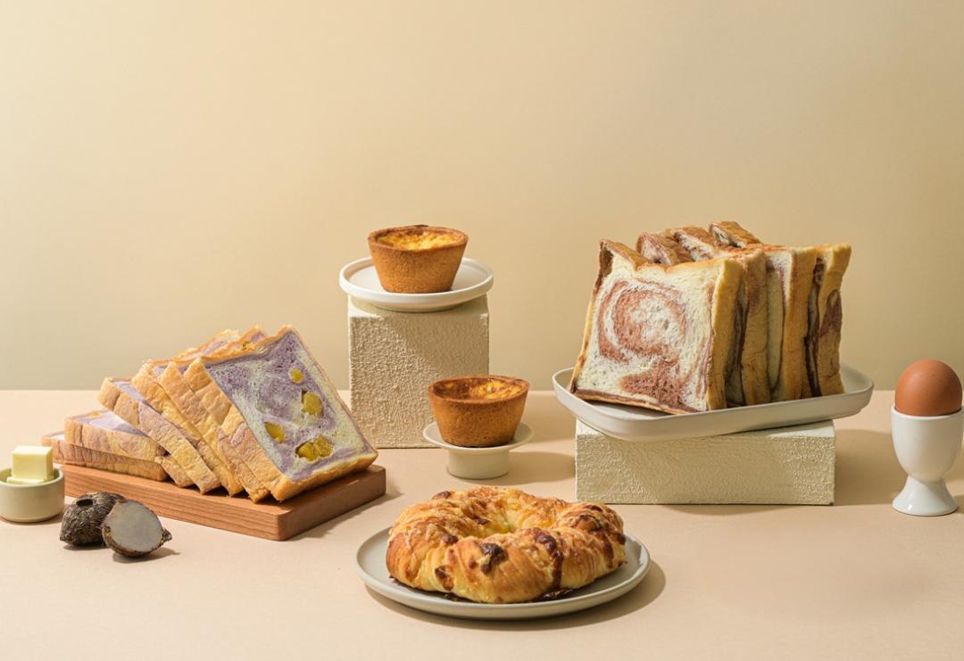 林坤緯也以一系列「19號」乳製品開發新品，包含「黑糖麻糬吐司」、「紫芋地瓜吐司」、「艾曼達芝士麵包」、「黑糖德式烤布丁」。（圖／品牌提供）