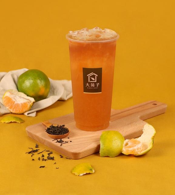 大苑子鮮搾橘子紅茶北區75元/大杯，中南區70元/大杯，全台門市季節限定回歸。（圖／品牌提供）