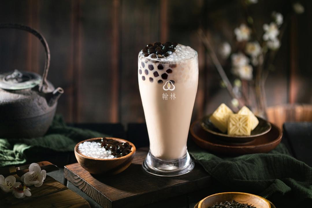 翰林茶館/茶棧即起至11月30日，不限平假日，於活動期間12時至20時推出經典商品熊貓珍奶買一送一。（圖／品牌提供）