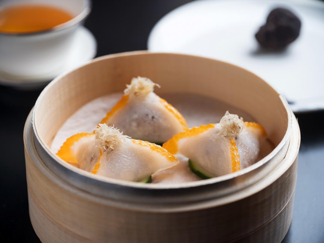 「松露蛋白蟹肉餃」以水晶皮包裹著蟹肉與松露，三件480元。