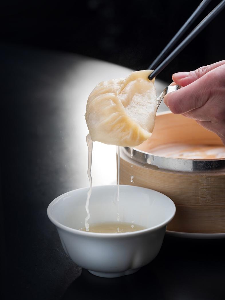 「懷舊灌湯餃」一口咬下可感受滿滿鮮潤湯汁，每份680元。