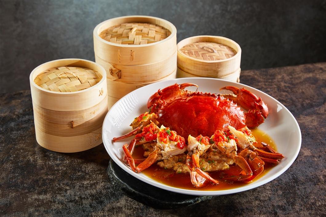 「蟹粉肉餅蒸紅蟳」結合膏黃豔紅飽滿的紅蟳與肥瘦適中的肉餅，鮮香彈牙，每份1,680元。