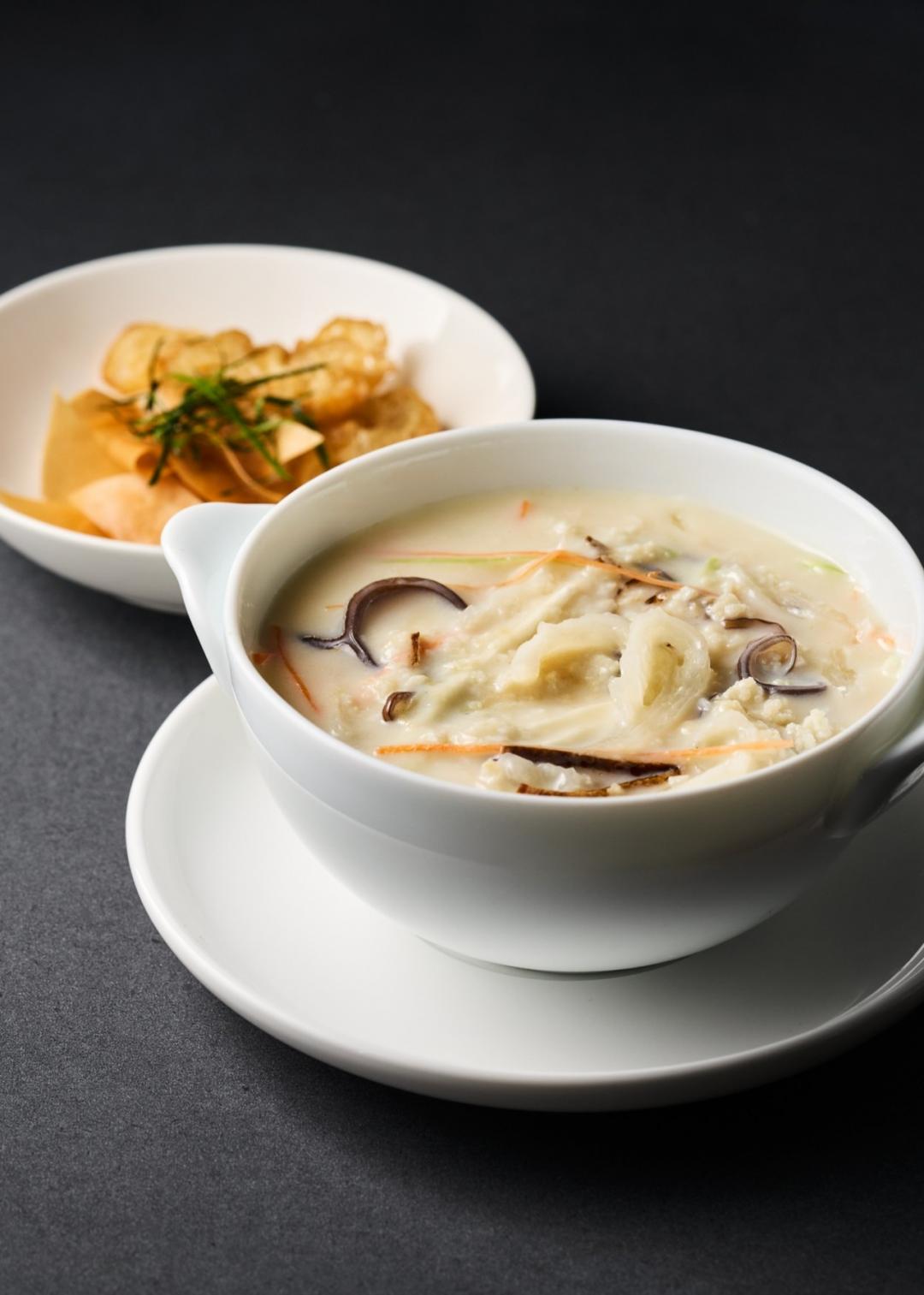 「順德生拆魚蓉羹」以魚骨熬製濃湯，成就湯鮮羹潤的經典風味，一人份580元。