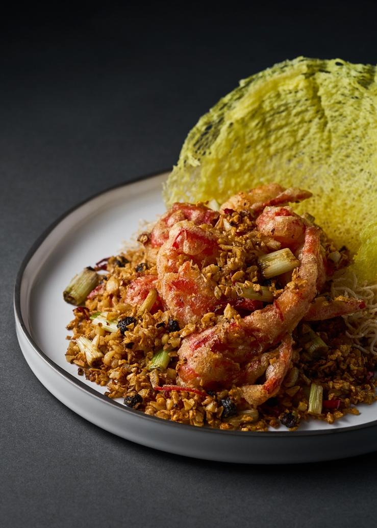 「避風塘炒軟殼龍蝦」酥炸後殼酥香濃、肉質鮮甜飽滿，適合2人至4人分享，每份售價2,280元。